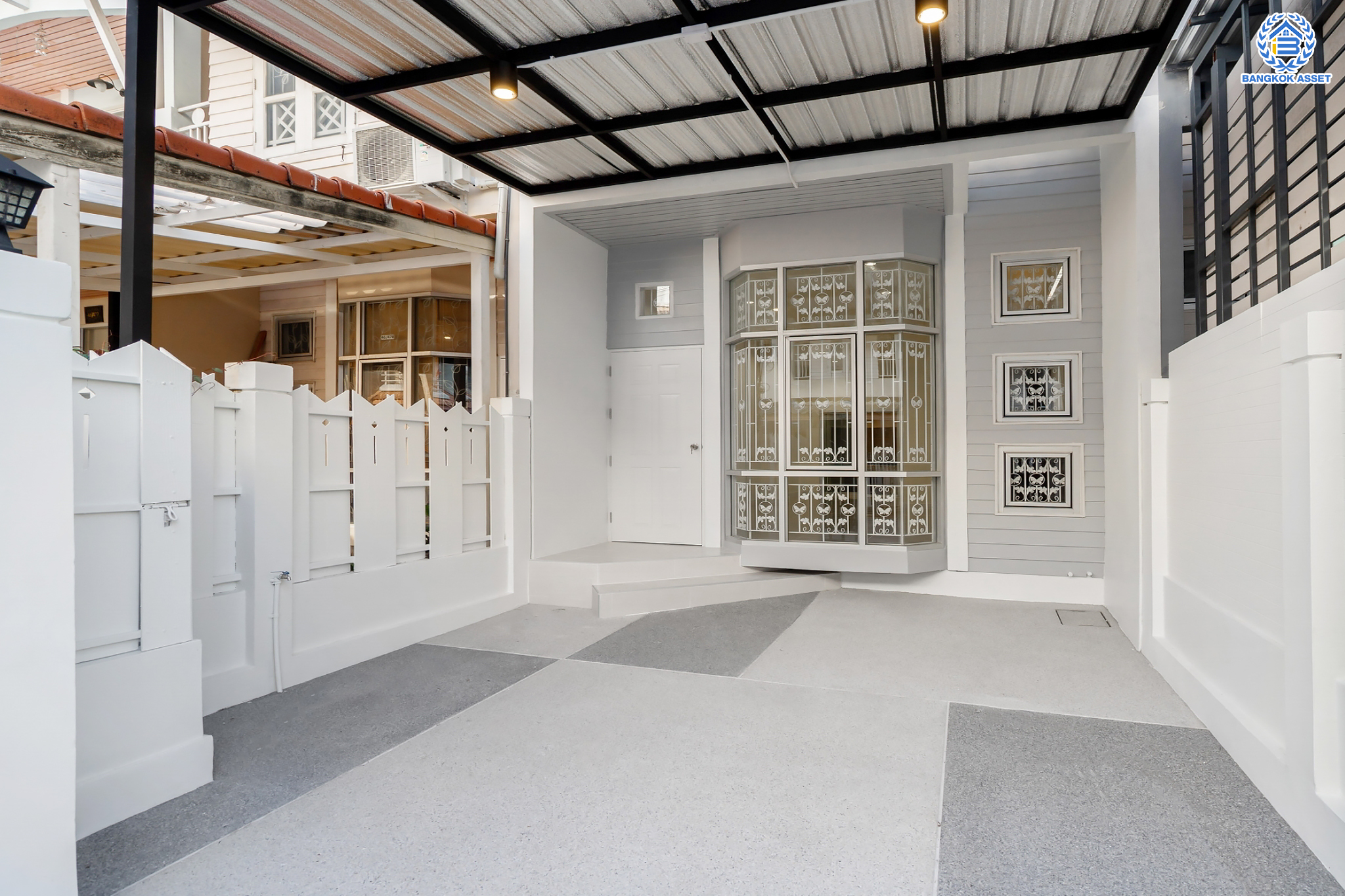 บ้านมือสองตกแต่งใหม่ ม.บ้านริมสวน ดอนเมือง เนื้อที่ 17.6 ตร.ว. ฟังก์ชันจัดเต็ม 3 ห้องนอน 3 ห้องน้ำ จอดรถได้ 2 คัน มีความเป็นส่วนตัว เดินทางเข้าสู่ใจกลางเมืองได้อย่างสะดวกสบาย ใกล้สนามบินดอนเมือง และทางด่วนศรีสมาน